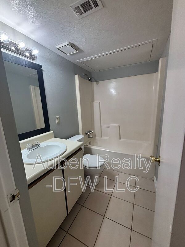 Building Photo - 545 Canary Ln