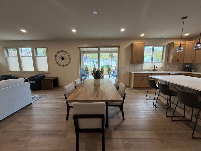 Building Photo - Now renting brand-new 3 bedroom, one study/Den, 2.5 bathroom House $3,650 unfurnished and $6,000 ...