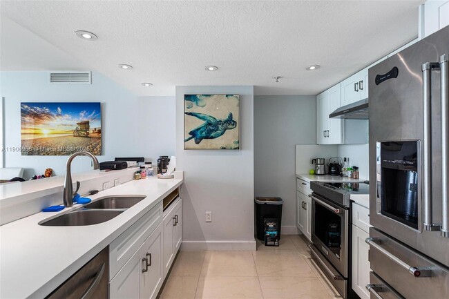 Building Photo - 1800 N Bayshore Dr