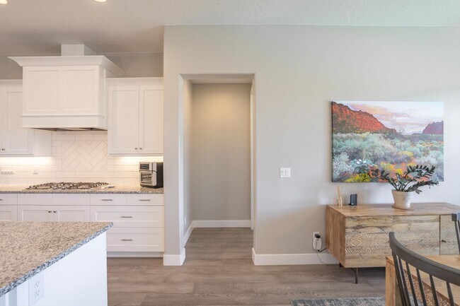 Building Photo - Stunning 5 Bed, 3 Bath Home with a 3 Car Garage