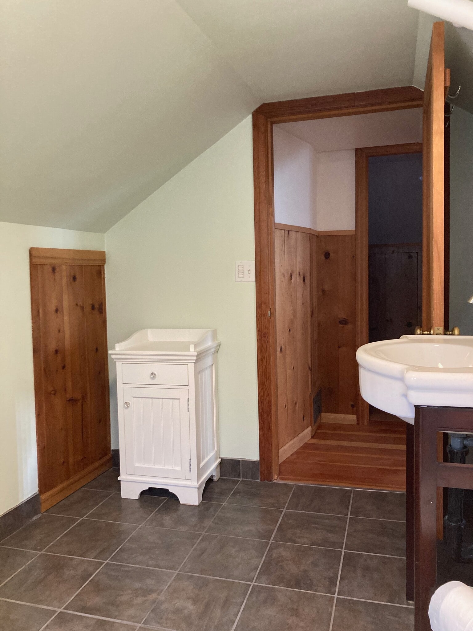 Upstairs bath - 4407 SE Tibbetts St