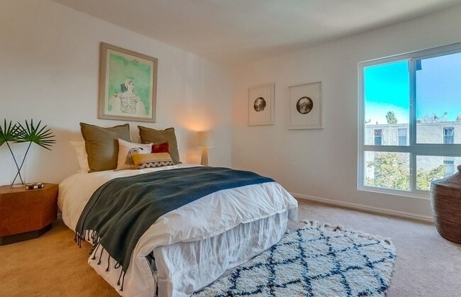 Building Photo - 1127 E Del Mar Blvd
