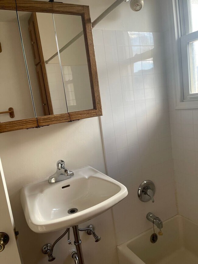 Building Photo - 1 Bedroom Apartment Near Downtown