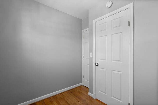 Building Photo - 3 Bed 2.5 Bath - Bethesda Split Level Single Family - Move In Ready