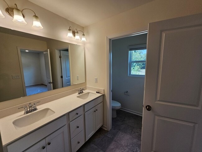 Building Photo - Beautiful Townhome in North Charlotte