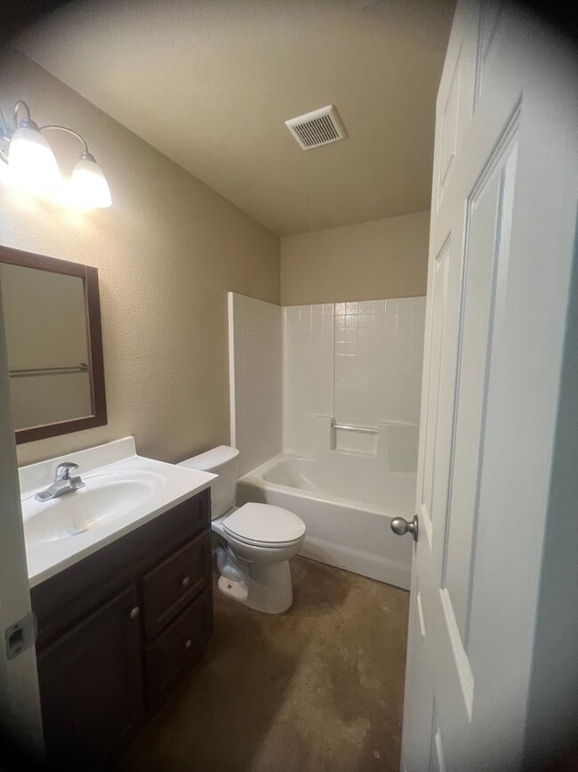 Building Photo - Waco 3/2 Home