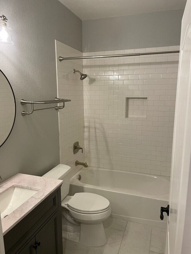 Building Photo - VERY NICELY UPDATED 3 BED, 2 BATHROOM, & 2...