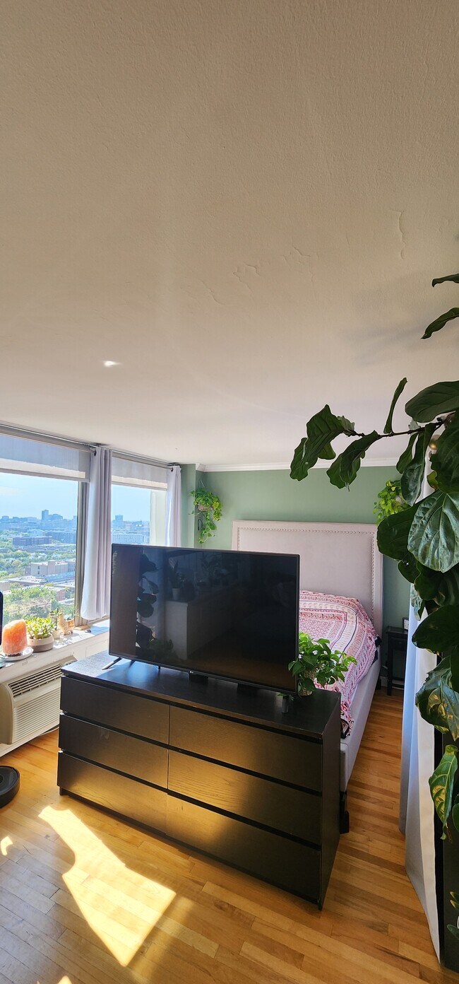 Building Photo - 1460 N Sandburg Terrace