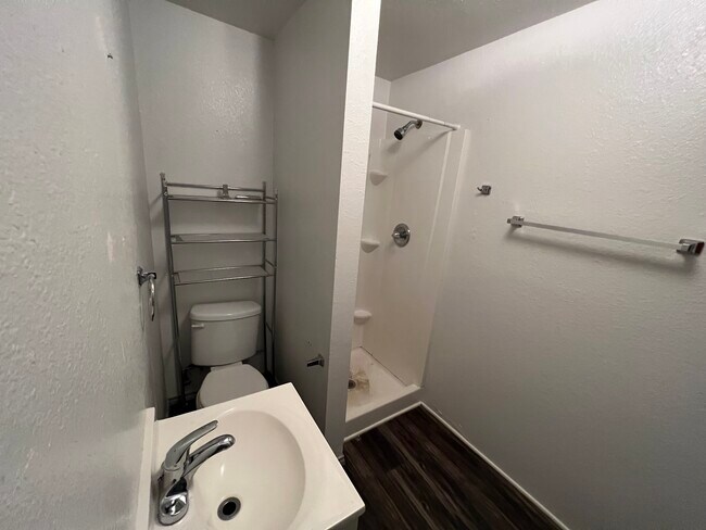 Bath 1 - 610 Williams St