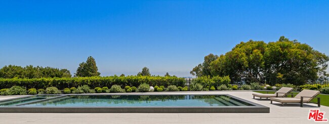 Building Photo - 365 Trousdale Pl