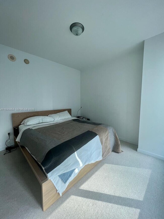 Building Photo - 300 S Biscayne Blvd