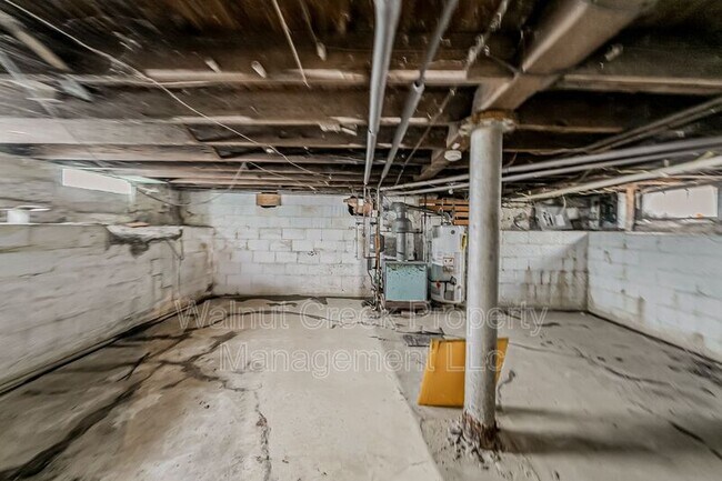 Building Photo - 870 S Main St