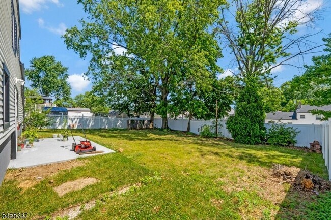 Building Photo - 33 Larchmont Rd