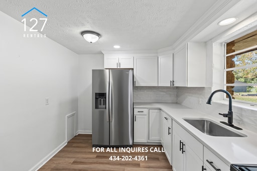 Building Photo - Beautifully Renovated 2 Bedroom Apartment ...