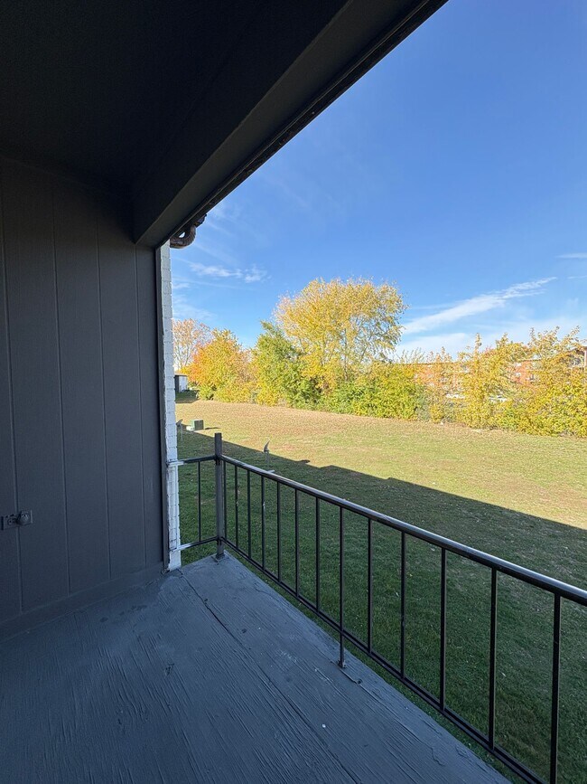 Building Photo - Remington On Rockville Living