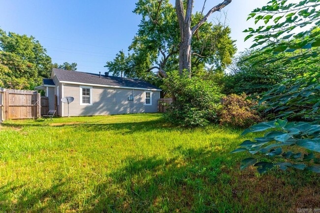 Building Photo - 505 W Texie Ave