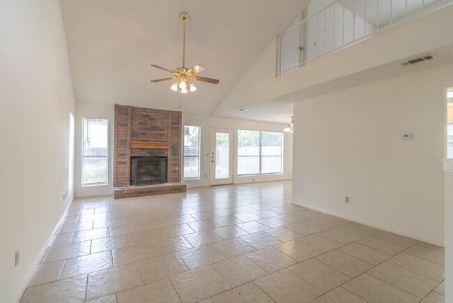 Building Photo - 300 Oakcrest Dr