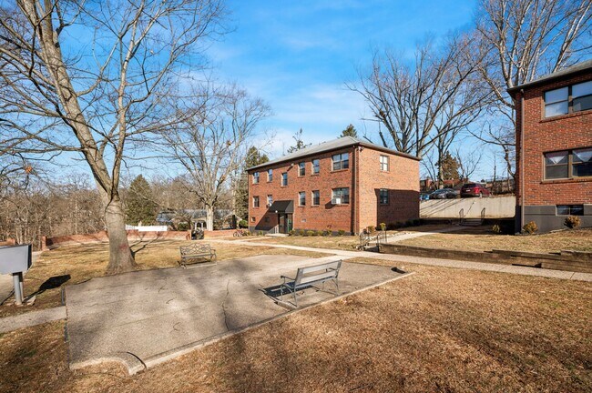 Building Photo - 121 Forest Ave