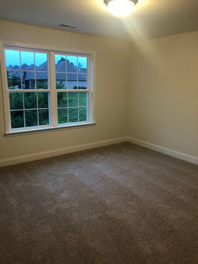 Building Photo - 3 Bedrooms + 2.5 Bath Renatal in East Brainerd