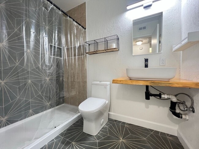 Building Photo - 1 bedroom, 1 bathroom, Condo located in Northwest