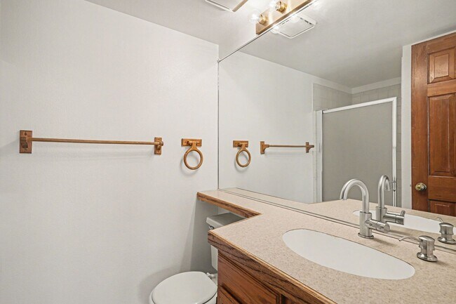 Building Photo - Conveniently Located 3BR/2.5 Bath Townhome