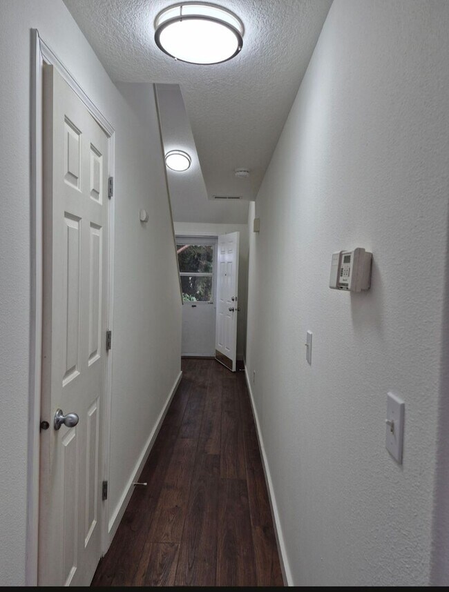 Building Photo - 3 bedroom - Move In Ready !!