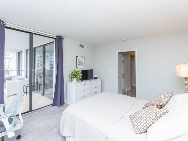 Building Photo - 3701 N Country Club Dr