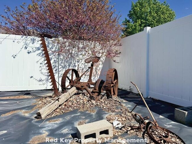 Building Photo - Breeze Cir Single Family Home