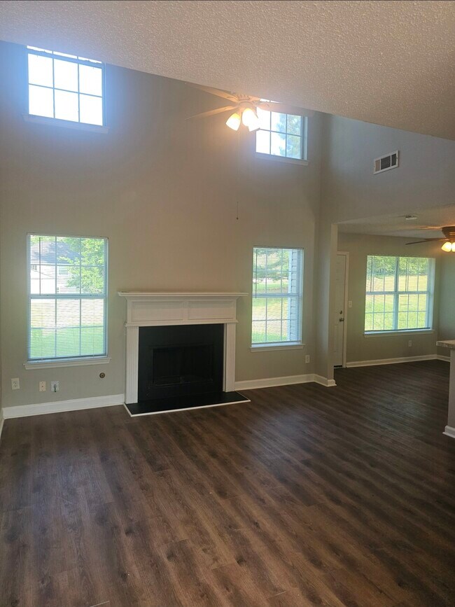 Building Photo - 670 Burtons Cove