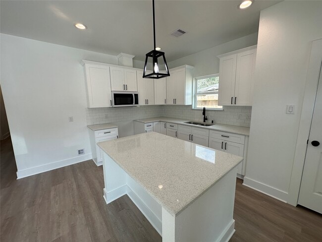 Building Photo - 243 Broadhurst Dr