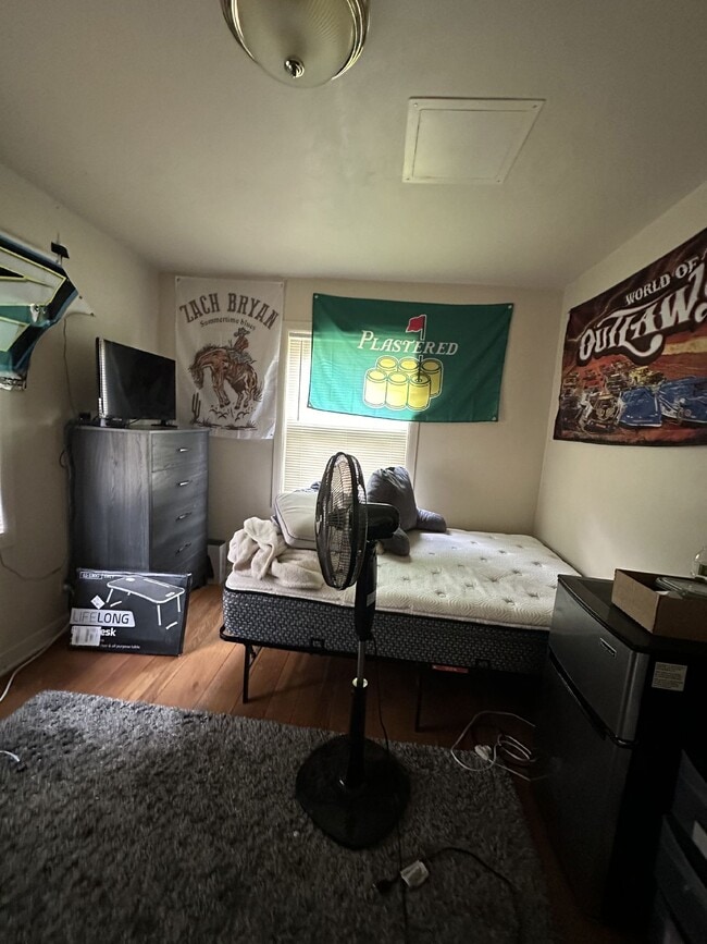 Building Photo - Exciting 3 Bed 1 & 1/2 Bath close to UWEC!