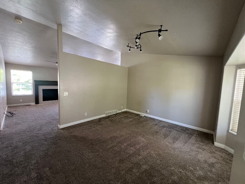 Building Photo - 114 Sweet Berry Dr
