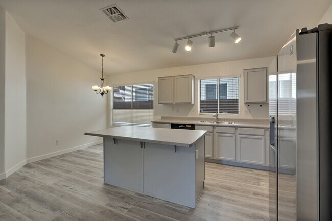 Building Photo - Very  nice quiet location near the 51 and ...