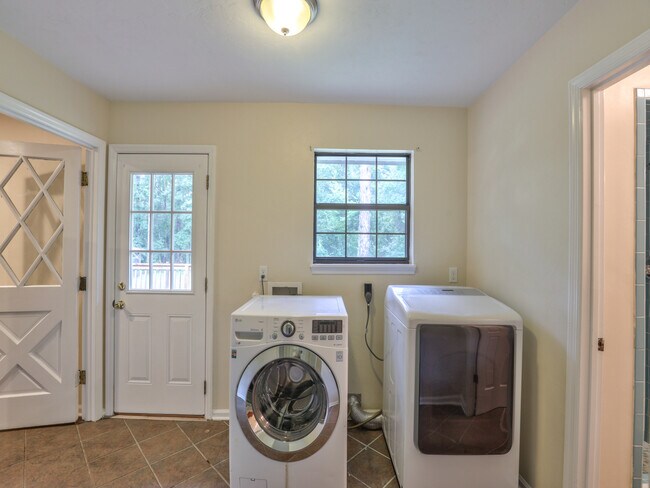 Building Photo - 805 Sandy Dr