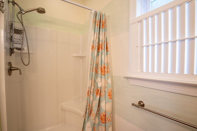 Building Photo - PERFECT SINGLE FAMILY OFF-SEASON MONTHLY R...