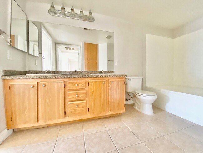Building Photo - ADORABLE FIRST FLOOR CONDO UNIT 1 BEDROOM / BATH, LOCATED IN A GATED COMMUNITY!