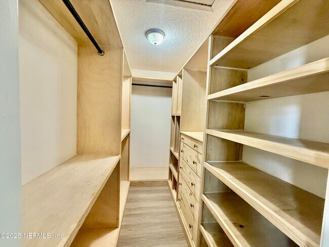 Building Photo - 366 Perthshire Dr