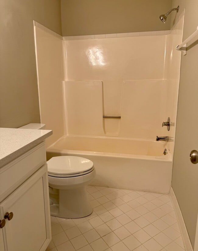 Building Photo - 2-bedroom, 2.5-bathroom home located in th...