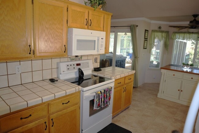 Building Photo - Oroville-Furnished-Turnkey-3 bedroom 2 bath home, hot tub, gazebo, landscaped yard, solar