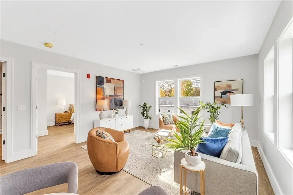 Living & Bedroom - 1000 Washington St