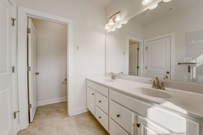 Building Photo - Luxurious 3 BR/2 Full BA & 2 Half BA EOG T...