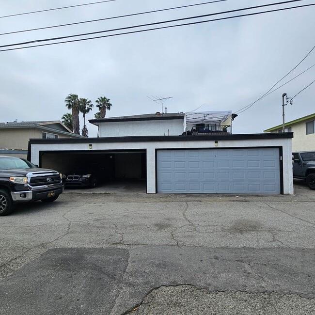 Building Photo - 1051 Springfield St