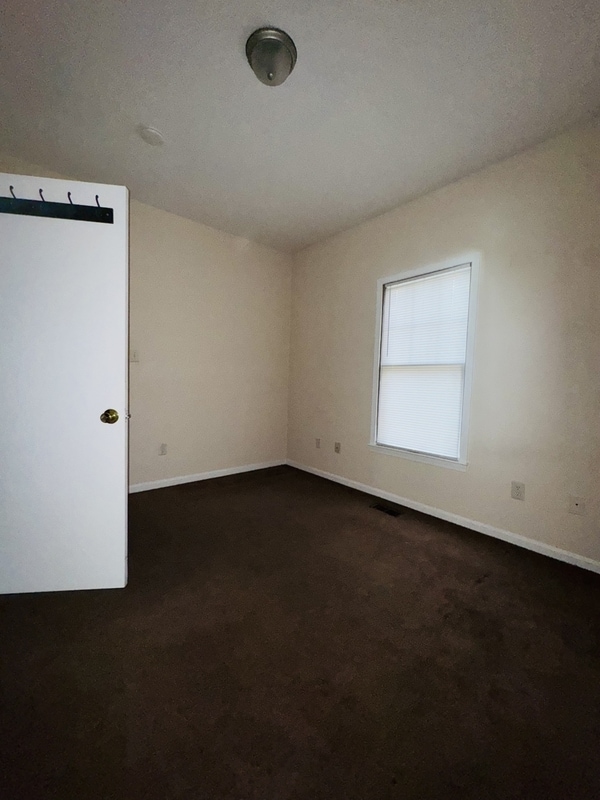 Building Photo - 1323 E 10th St