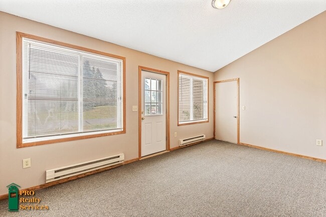 Building Photo - 3 Bedroom End Unit Townhouse