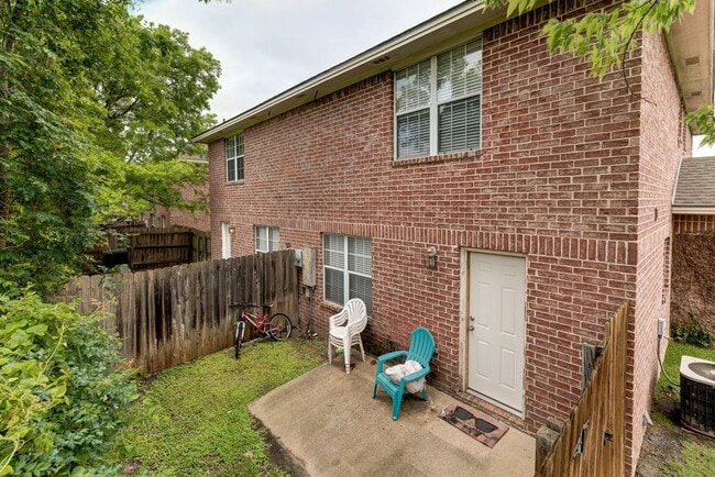 Building Photo - AUGUST PRE-LEASE!  Beautiful 3 Bed, 3.5 Ba...