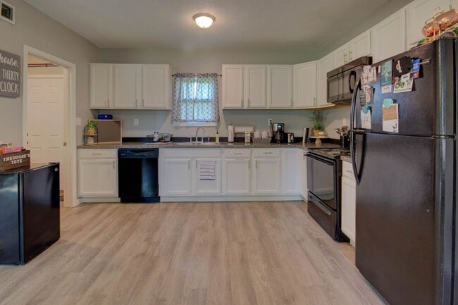 Building Photo - 3 bed home