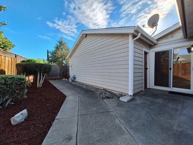 Building Photo - Beautiful 2bd Single Story House With Gate...