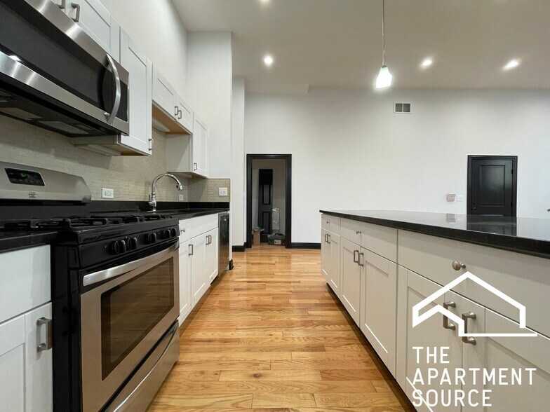 Building Photo - 2842 W Augusta Blvd