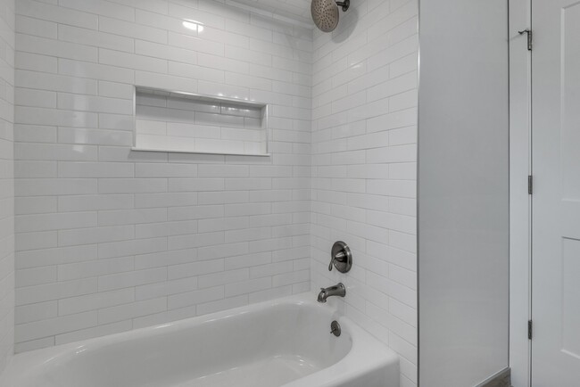 Shower/Tub - 739 56th Plz