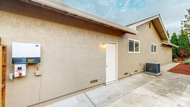 Building Photo - Meticulously Maintained Four Bedroom Singl...